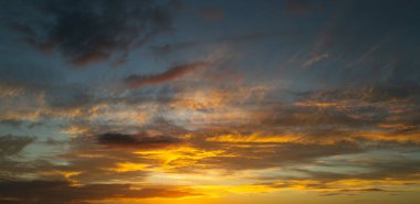 Günbatımı Bulutları arka planı. Dramatik Bulutlar Günbatımı Arkaplanı. Gün doğumunda bulutlu gökyüzü. Farklı şekillerde bulutlarla gündoğumu. Sakin Bulut