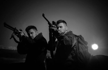 Avcının silueti. Güzel Günbatımında Tüfek Avcısı Silueti. Rusya 'da avlanmak. Avcılık, hayvanları öldürmek ya da tuzağa düşürmektir. İzini sür