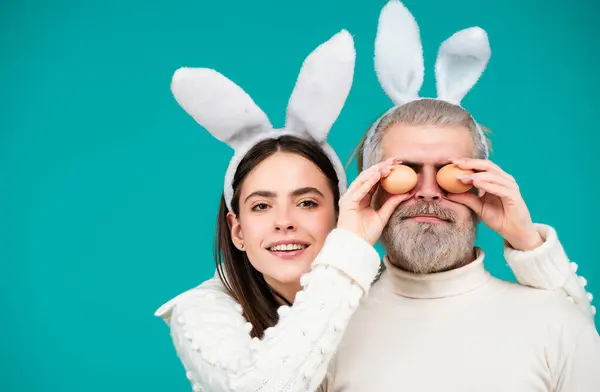 Rodzina Świętuje Wielkanoc Wielkanocne Króliki Szczęśliwa Para Jajkami Wielkanoc — Zdjęcie stockowe
