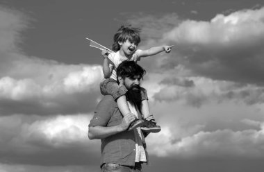 Babalar Günü. Kaygısız. Mutlu aile babası ve çocuğu doğada bir uçurtmayla çayırda. Baba ve oğul birlikte kağıt uçak yapıyorlar.