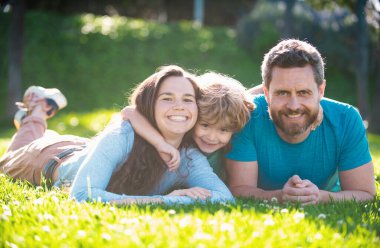 Mutlu aile kucaklaşması ve kucaklaşması kavramı.