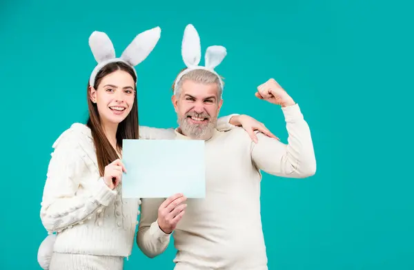 复活节夫妇穿着服装 手持空白白板为您的文字 与蓝色背景的复活节兔子夫妇隔离 — 图库照片