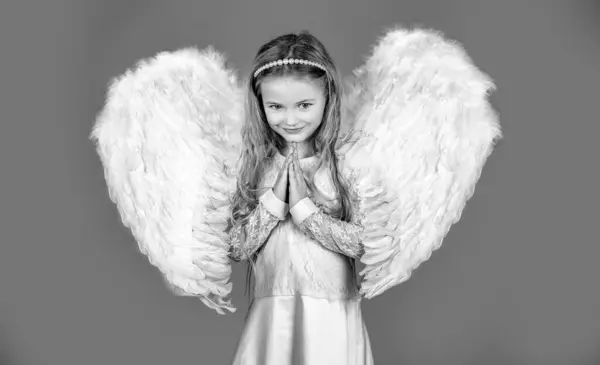 Παιδί Αγγελικό Πρόσωπο Χαριτωμένο Κορίτσι Που Ποζάρει Φτερά Αγγέλου Όμορφο — Φωτογραφία Αρχείου