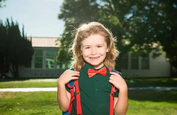 儿童教育的概念 学校公园里站着一个拿着背包的孩子 在户外带背包的学生 — 图库照片