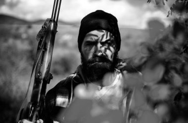 Bazı geyikler lekelenme tüfek ile kaçak avcı. Yasadışı avcılık avcı ormanda. Av sezonu. Kaçak avcı kavramı