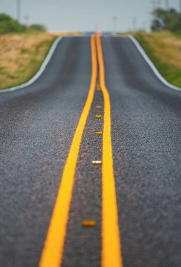 Boş asfalt yol. Boş yolu olan panoramik siluet. Asfalt dokusu, yol arkaplanı