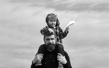 Babalar günü. Baba ve oğul parkta. Baba ile sevimli çocuk açık oynuyor. Çocuk babasının omuzlarında oturuyor. Baba, oğlunu parkta geri götürmeyi. Hayal