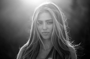 Kadın ince model. Mükemmel makyaj ile Güzellik genç model. İnanılmaz bir gülümseme, kendine güvenen bir kadın