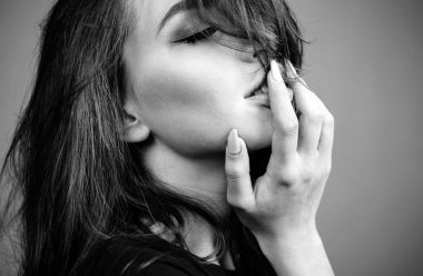 İlk cinsel deneyim. Seksi müzik ve şarkı - şehvetli. Duygu ve duygu. Şehvetli kadın yüz portre yakın çekim