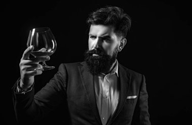 İş adamı stresten konyakla kurtulur. Degukasyon ve tatma. Alkolik içecek. Lüks alkol içeceği.