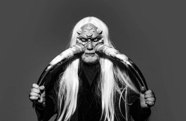 Boğa kafalı bir adam. Kafasında kanlı boynuzları olan iblis. Şeytan boynuzları. Eski simya. Boynuzlu adam kötü. Cehennemdeki şeytan. Yanan şeytani iblis kötü güçleri çağırır ve cehennemi açar