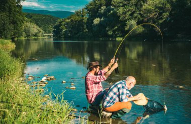 Erkeklerin hobisi ve eğlencesi. Balıkçılar başarılı bir şekilde balık yakalar. Fisher emekliliği. Balıkçı oltasıyla takım elbiseli emekli bir işadamı. Erkek arkadaşlığı. Dedem ve Drandson balık tutuyor.