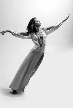 Zarif genç dans kadınları. Beyaz elbiseli güzel kadın