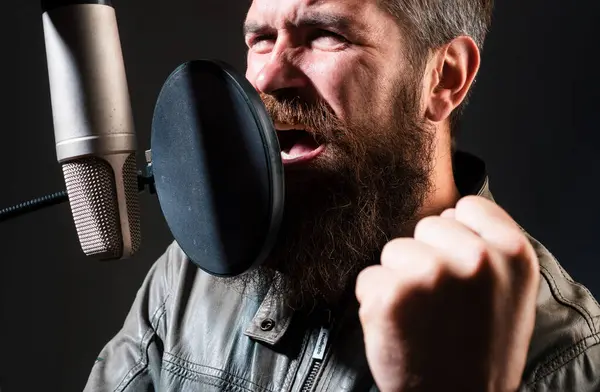 Sänger Mit Kopfhörer Performt Einen Song Mit Mikrofon Während Der — Stockfoto