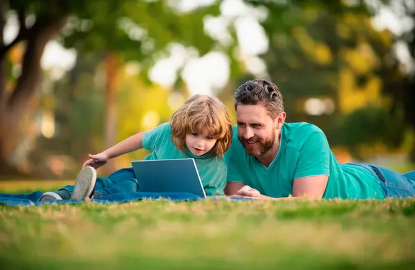 Sohn Mit Vater Schaut Unterricht Auf Laptop Freien — Stockfoto