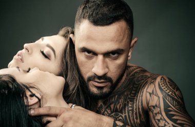 Cinsel oyun ve üç seks partnerinin ön sevişmesi. İki güzel kız, yakışıklı, sakallı adamla oynaşıyor. Bir grup seksi genç kız ve erkek.