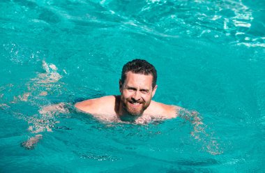 Yüzme havuzunda yakışıklı bir adam. Havuz partisi. Yaz tatili. Tatil kavramı