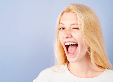 Gülen kadın. Gülümseyen mutlu kızın portresi. Neşeli, genç, güzel, gülen bir kız, stüdyo arka planda.