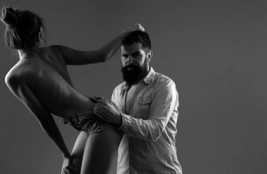 Erotik bir gerginlik var. Şehvetli çift yetişkin erotik oyunlar oynarken. Sakallı adam erotik şort üstsüz kadın soyunma. Erotik aşk cinsel istek ve cazibe derin bir duygu, kopya alanı.