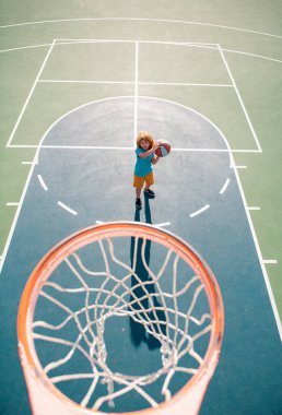 Çocuk kimliğinin tepesinden çocuk parkında basketbol oynarken açısal görünüm