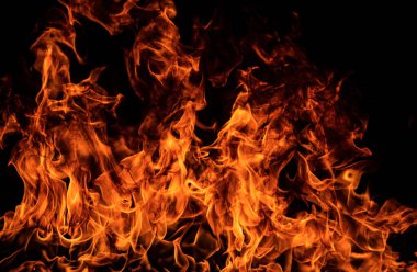 Siyah arka planda yangın alevleri. Ateş, izole edilmiş, soyut bir yapı. Yanma efektiyle yanan bir patlama. Duvar kağıdını ateşle, kopyalama alanı ile soyut sanat deseni