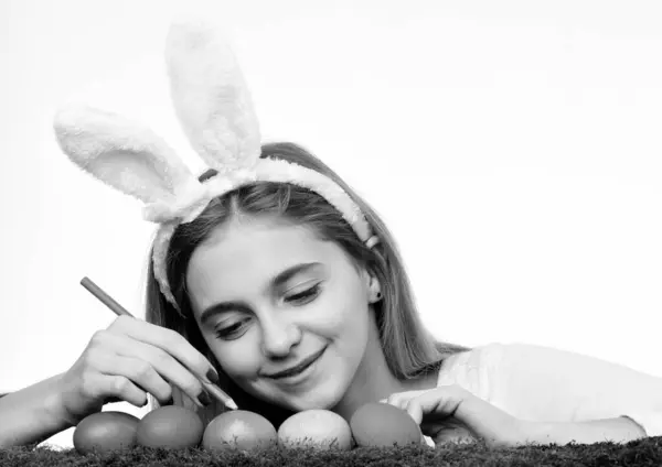 Tradycyjne Dekoracje Wielkanocne Wesołych Świąt Cute Uśmiechnięta Dziewczynka Nosi Królicze — Zdjęcie stockowe