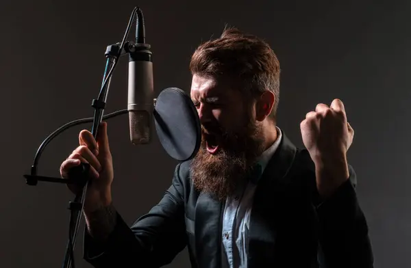 Homem Bonito Gravação Gestos Estúdio Com Mãos Apresentação Musical Vocal — Fotografia de Stock