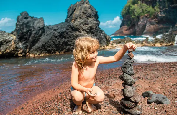 Criança Com Pedras Zen Praia Mar Meditação Spa Harmonia Concepção — Fotografia de Stock