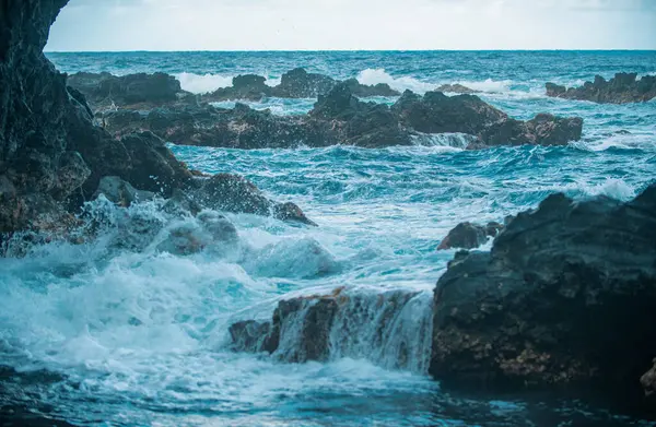 Spritzende Wellen Auf Dem Felsen Meer Welle Traf Den Stein — Stockfoto