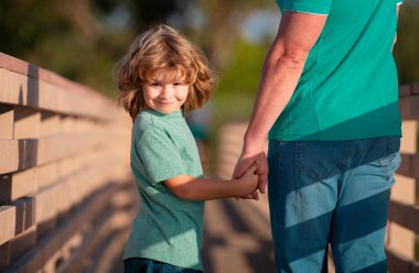Mutlu oğul ellerini uzatıyor, baba. Yakışıklı bir adam ve yakışıklı bir çocuk.