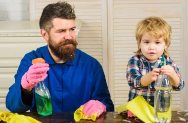 Baba ve çocuk temizlik yaparken eğleniyorlar. Çocuklu bir adam sabunlarla oynar. Baba oğluna temizlik yapmayı öğretiyor. Erkek çocuğu temizliğe alıştırır.
