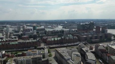 Hamburg, Almanya 'da hava manzarası. Şehir manzarası, Hamburg şehir merkezindeki elbe nehri. Hamburg 'un en ünlü tarihi bölgesi. Hamburg 'un üstünden uç.