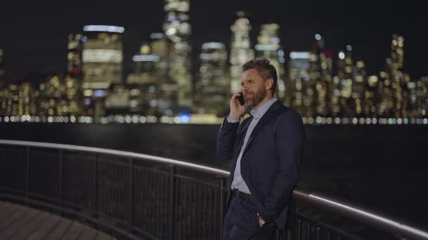 Business Man Using Smartphone Walking Night New York City Street — Vídeos de Stock