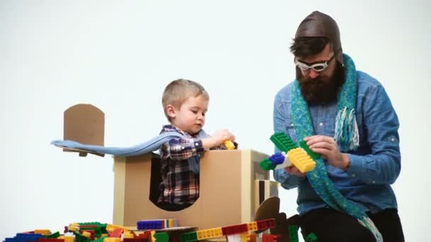 귀여운 아들이 아빠랑 아버지의 아버지와 아들은 장난감 비행기 아빠와 아이의 — 비디오