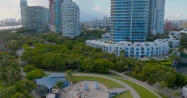 Miami Florida 'nın en iyi plajları. Miami sahilindeki en iyi manzaralı tatil beldeleri. Miami, Florida, ABD 'nin hava görüntüsü. Beyaz kum, sahil, yeşil park, turkuaz deniz suyu, Miami 'de yaz tatili.