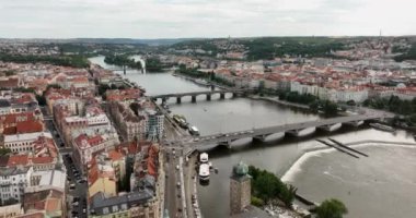 Charles Köprüsü, Prag 'daki Vltava Nehri, Çek Cumhuriyeti. Şehir panoraması. Prag 'ın panoramik manzaralı eski kasabası. Prag üzerinde insansız hava aracı uçuşu, üst manzara. Vltava Nehri