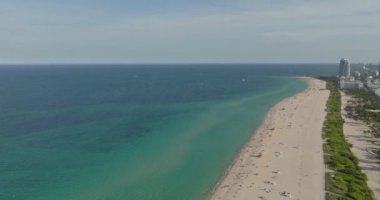 Miami Beach, South Beach, Florida 'nın insansız hava aracı görüntüsü. Miami South Beach 'teki lüks bir tatil köyünün sinematik videosu. Güneşli bir günde Miami Plajı, hava manzaralı. Miami şehir merkezi.