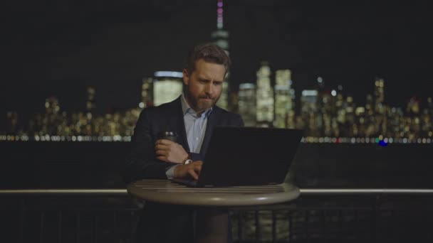 Podnikatel Používá Noci Notebook Neonovými Pouličními Světly New Yorku Obchodník — Stock video