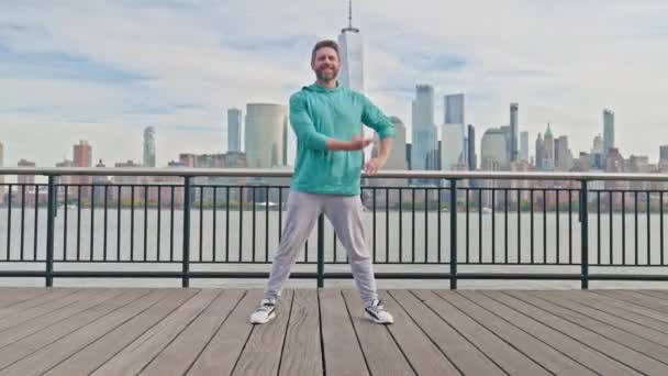 Sportember Edzés Szabadban New Yorkban Férfi Edzés New Yorkban Felhőkarcolókkal — Stock videók