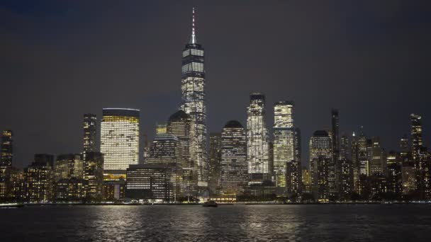 纽约水路轮渡 渡船在晚上 纽约水路渡船驶入哈德逊河的曼哈顿一侧 位于美国曼哈顿市景对面的哈德逊河上的纽约航道渡船 — 图库视频影像