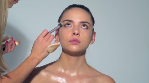 Giovane Truccatrice Viso Ravvicinato Cosmetici Mascara Truccatore Applicando Pelle Fondazione — Video Stock