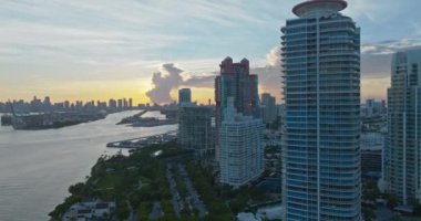 Miami Sahili 'nin hava aracı görüntüsü. Miami, Florida 'nın silüeti. Miami hava manzaralı, FL, ABD. Gece Güney Miami Plajı