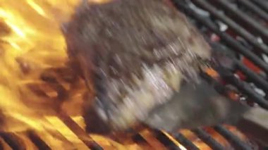 Ateşte kavrulmuş et. Izgarada alevli biftek. Alevli ızgarada pişen et biftekleri. Barbeküde kızartılmış et. Izgarada biftek. Izgarada ateşte pişmiş et.