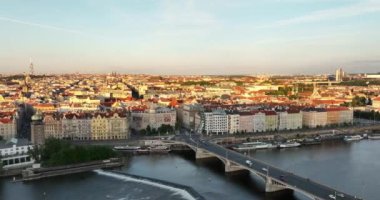 Prag manzaralı hava manzarası. Prag mimarisi ve Vltava nehri üzerindeki köprü. Prag, Çek Cumhuriyeti, Çek Cumhuriyeti. Prag merkezinin yukarıdan panoramik görünümü, şehir manzarası