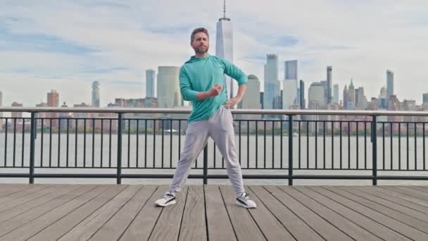Férfi Edzés Kint New Yorkban Férfi Edzés New Yorkban Felhőkarcolókkal — Stock videók