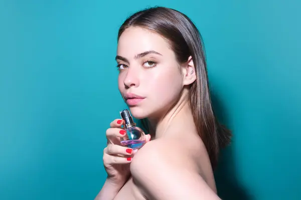 Perfume Bottle Woman Spray Aroma Perfume Woman Holding Perfumes Bottle — Stock Photo, Image