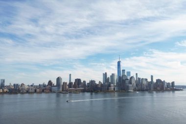 İHA 'dan New York silueti. Hudson nehrinin üzerinde New York Manhattan. New York şehri manzarası, hava manzarası. Kentsel gökdelenleri olan New York şehir merkezi silueti