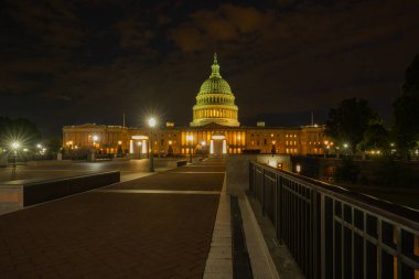 Meclis binası. Washington DC 'nin simgeleri, Anayasa Mahkemesi, Washington anıtı, Amerikan ulusal alışveriş merkezi. Iconic Capitol Amerikan demokrasisini temsil ediyor