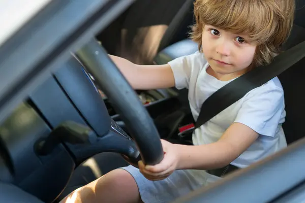 Kleine Chauffeur Schattig Jongetje Dat Doet Alsof Hij Rijdt Een — Stockfoto