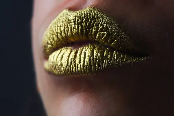 Fermez Visage Femme Avec Des Lèvres Dorées Peinture Dorée Sur — Photo